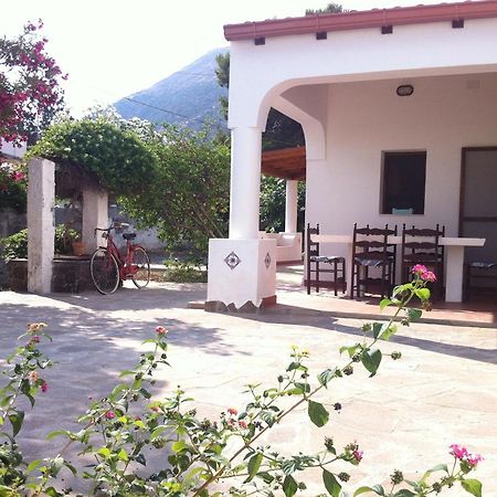 Villa By The Vulcano - 70Mq Plus Large Garden And Patio ภายนอก รูปภาพ