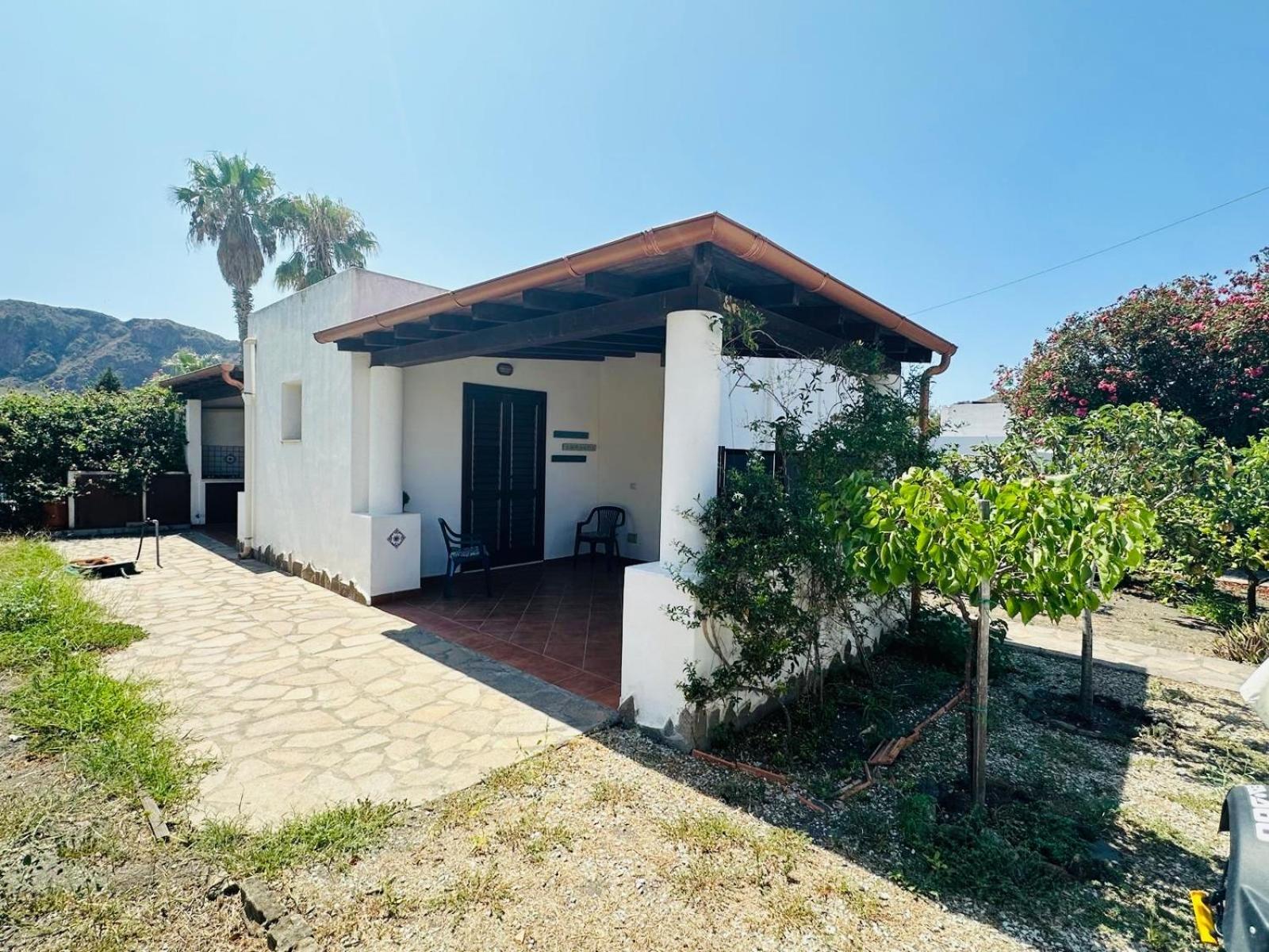 Villa By The Vulcano - 70Mq Plus Large Garden And Patio ภายนอก รูปภาพ